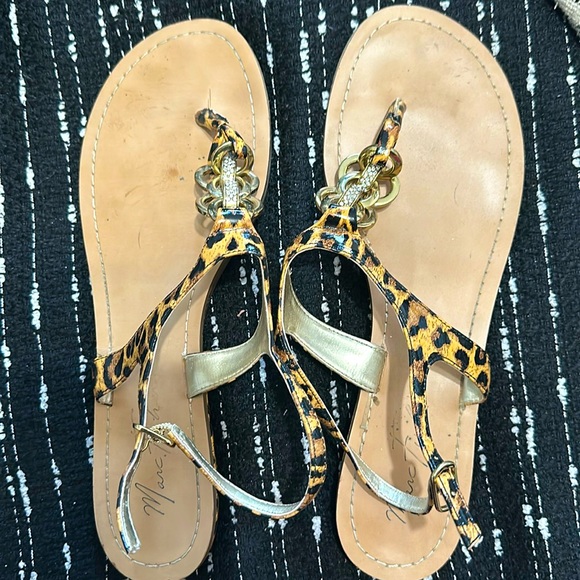 Marc Fisher thong sandal, patent leopard print with gold chain detail, size 10 - Picture 1 of 8